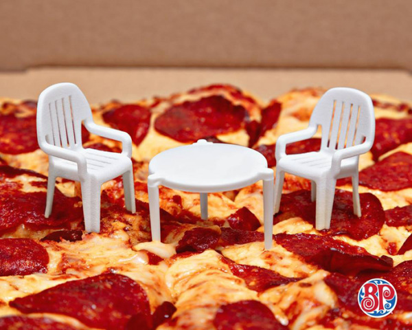 Miniatűr pizza-bútorok és makaróni-szívószál Miniatűr pizza-bútorok és makaróni-szívószál
