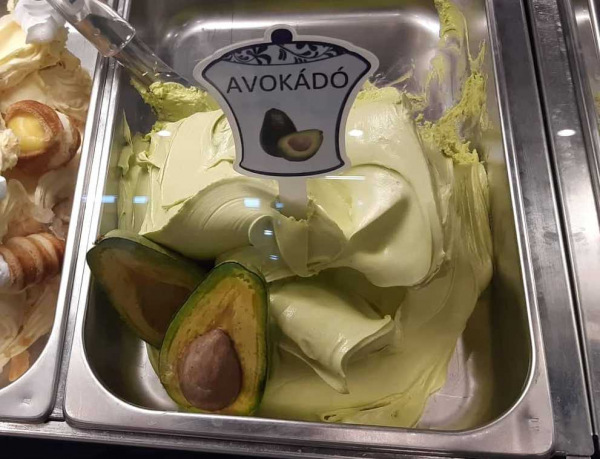 Algatészta, avokádófagyi és ehető tányér Algatészta, avokádófagyi és ehető tányér