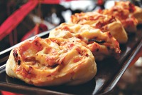 Sonkás pizzatekercs Sonkás pizzatekercs
